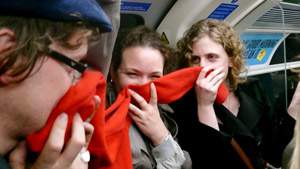 他の乗客が冷たい目で私をみていた